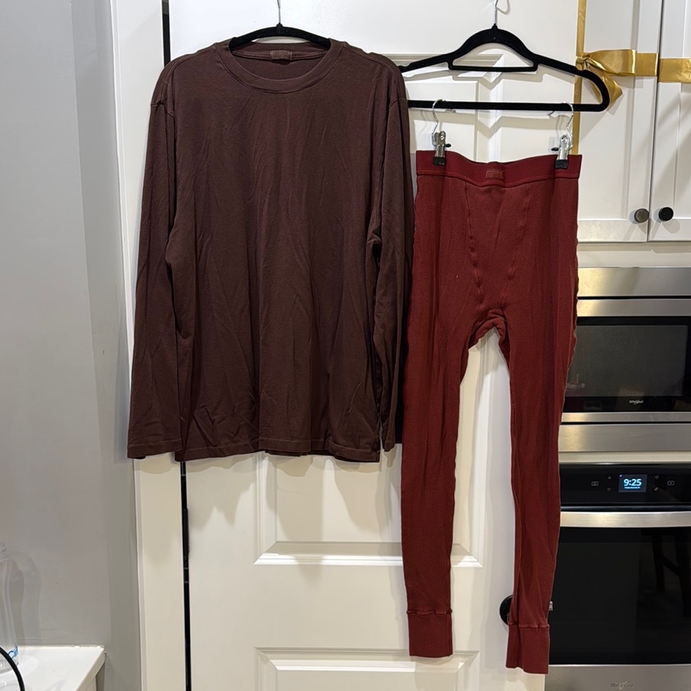 SKIMS Set: Boyfriend Tee & Ribbed Leggings